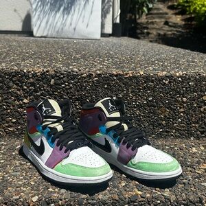 Women's Nike Air Jordan 1 Mid SE
"Lightbulb"